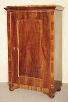 Wiener Biedermeier-Schrank, um 1835/40, Nußbaum, ansprechendes Sägefurnier, kantige Seiten und flächig intarsierte Lisenen (Filetarbeit), durch ...