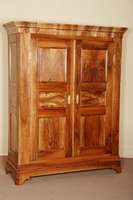 Biedermeierschrank, sÜddeutsch, um 1820/30, allseitig auf Rahmen gearbeitet, Nußbaum massiv, Inlets z.T. gespiegelt verlegt, schÖne Anordnung, ...