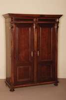 Schrank, um 1880/90, zweitÜrig nußfurniert, gearbeitet in der sogenannten GrÜnderzeit, mit Dekorationselementen im Stile der Neorenaissance, ...