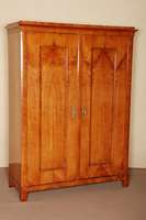 Biedermeierschrank, Mitte 19. Jhd., Esche massiv und furniert, FurnierstÄrke bis 3 mm, der zweitÜrige zerlegbare Schrank hat eine ...