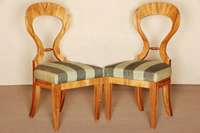 2 SchaufelstÜhle, Österreich/Wien, um 1825/30, Korpus Weichholz, Wurzelnußfurnier gespiegelt verlegt, feine Drechselarbeit, hohes FormgefÜhl, ...