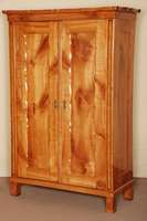 Kleiderschrank, deutsch, um 1835/40, Kirschbaum massiv, BrezelfÜllungen, ausgewÄhltes Holz gespiegelt angeordnet, vertikale Streifeneinteilung ...