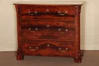 Kommode, mitteldeutsch, um 1840/50, 3 -schÜbig, Korpus Weichholz, abgeschrÄgte Ecken , Kanten doppelt gerieft, mit angedeuteten feinen ...