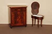 Schrank, norddeutsch, um 1860, Korpus Weichholz, Schubladen geschweift, TÜr mit sogenannter BrezelfÜllung, Pyramidenmahagonifurnier gespiegelt ...