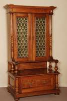 Prunksitzbank, deutsch, um 1870/80, GrÜnderzeit, z.T. Nußbaum massiv, z.T. Wurzenlnußfurnier, auf Rahmen gearbeitet, 3/4 -SÄulen, reiche ...