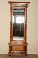 Spiegel mit Konsole, deutsch, um 1880/90, GrÜnderzeit, Korpus Weichholz, Wurzenlnußfurnier gespiegelt verlegt, Drechselteile reich z.T. liniert, ...