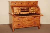 PrunkrollsekretÄr, sÜddeutsch, um 1820/30, Korpus Weichholz/Hartholz, Ahornwurzelfurnier gespiegelt bzw. doppelt gespiegelt verlegt, 2 ...