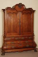NiederlÄndischer Prunkaufsatzschrank, um 1800/10, Eiche massiv, Front auf Rahmen gearbeitet, Unterteil 3-fach horizontal geschweift, ...