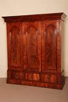 Schrank, England, um 1830/40, Georg III, Korpus Weichholz, Mahagoni furniert und massiv , auf umlaufender Fußleiste, unten 2 Schubladen, 3 ...