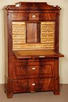 StandsekretÄr, deutsch, um 1830, Biedermeier , Korpus Weichholz, Mahagonifurnier, Front durchlaufend mit Pyramidenmahagonifurnier, Innenleben mit ...
