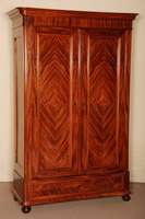 SpÄtbiedermeierschrank, deutsch, um 1840, Mahagoni gespiegelt verlegt, auf KugelfÜßen, sogenannte Blenderschublade, gerahmte FÜllungen mit ...