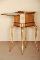 Handarbeitstischchen, Holland, um 1840/50, Mahagoni, SpÄtbiedermeier, auf gebogenen Beinen, 8-eckiges KÄstchen mit Fadenintarsien, Platte zu ...