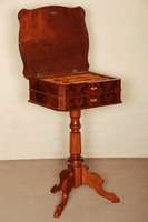 NÄhtisch, deutsch, um 1860, Louis-Philippe, Korpus Weichholz, Mahagonifurnier gespiegelt, auf gedrechselten SÄulenfÜßen, 3-fach ausladend ...