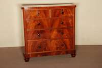 Herrenkommode, um 1830/40, SpÄtbiedermeier, Weichholz, Mahagoni furniert, z.T. massiv, auf gedrÜckten KugelfÜßen, Gebrauchsspuren, links oben ...