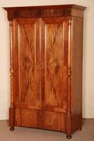 Schrank, Holland, um 1870, Willhelm III, Korpus Weichholz, Nußbaum furniert, auf KugelfÜßen, Lisenen mit vorgesetzten gedrechselten ...