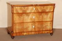 3-schÜbige Kommode, sÜddeutsch, um 1840/50, Korpus Weichholz, Wurzelnußfurnier doppelt gespiegelt verlegt, schÖnes durchgehendes Furnierbild, ...
