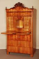 SchranksekretÄr, sÜddeutsch, um 1835, Korpus Weichholz, 3-schÜbig, BrezelfÜllung, Kopf 3 -fach geschweift, Aufsatz Kirschbaum, Kirschbaum- ...