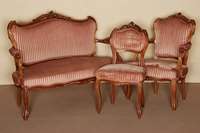 Salongruppe, Frankreich, um 1890, bestehend aus Sofa, 2 Stuhlsesseln und 4 StÜhlen, Nußbaum massiv, im Rokokostil, allseitig geschweift, reiche ...