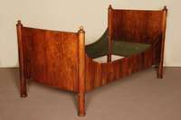 Biedermeierbett, mitteldeutsch, um 1830, Korpus Weichholz, Wurzelnußfurnier, doppelt gespiegelt verlegt, SÄulenbegrenzung, qualitÄtvolle ...
