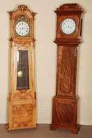 Standuhr, deutsch/Umgebung Pfalz, um 1830, Korpus Weichholz, Obstholz, Kirschbaum furniert, auf gedrechselten FÜßen, diese wohl spÄter, gerader ...