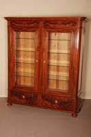 Schrank, deutsch/Rheinhessen, um 1830/40, SpÄtbiedermeier, Korpus Weichholz, Mahagoni furniert, auf KugelfÜßen, unten 2 große Schubladen, ...