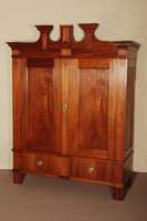 Schrank, deutsch, um 1810, Biedermeier, Mahagoni massiv, komplett auf Rahmen gearbeitet, Lisenen getreppt, Zahnfriesleisten in einfacher ...
