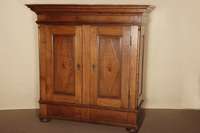 Biedermeierschrank, norddeutsch, um 1810, Eiche massiv, auf eckigen FÜßen, in den Ecken 1/4-SÄulen mit Kapitelen, TÜrfÜllungen karofÖrmig ...