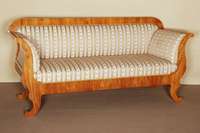 Biedermeiersofa, deutsch, um 1820, Weichholz und Kirschbaum massiv, Kirschbaum furniert gespiegelt verlegt, auf gebogenen FÜßen, leicht ...