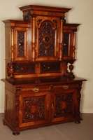 Aufsatzbuffet, deutsch/wohl Berlin, um 1880, Nußbaum, z.T. massiv, Unterteil Lisenen geschnitzt und konisch auslaufend, TÜrfÜllungen und ...