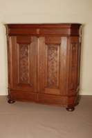Dielenschrank, deutsch/Raum Rheinhessen/Trier, um 1770/80, Eiche massiv, Front und Seiten auf Rahmen gearbeitet, abgekantete Ecken, horizontale ...