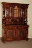 Aufsatzbuffet, deutsch, um 1880, GrÜnderzeit , Nußbaum massiv, z.T. furniert, Lisenen oben und unten mit 3/4-Figuren auf geprÄgtem Leder, ...