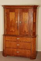 Aufsatzschrank, Unterteil 3-schÜbiges Kommodenteil um 1760, z.T. Weichholz und Eiche massiv, RÜsterfurnier, Ecken abgeflacht, FÜße ergÄnzt, ...