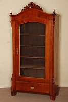 Vitrinenschrank, deutsch, um 1870, Korpus Weichholz, Mahagonifurnier, unten eine Schublade, 1-tÜrig verglast, abgeschrÄgte Ecken, in Voluten ...