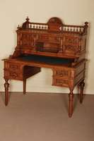 Schreibtisch, deutsch, um 1880, GrÜnderzeit, Eiche massiv, z.T. furniert, auf gedrechselten Beinen, Arbeitsplatte ausziehbar, darunter 4 ...