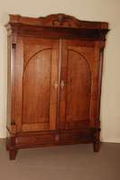 Kleiderschrank, deutsch, um 1830, Biedermeier, Eiche massiv, im Sockel 2 Schubladen, seitlich kannelierte HalbsÄulen, zerlegbar, Kopfleiste ...