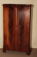 Schrank, deutsch, um 1840/50, SpÄtbiedermeier, Korpus Eiche und Weichholz, Mahagonifurnier, z.T. gespiegelt, unten eine Sockelschublade, ...