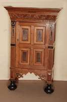 Schrank, Holland, um 1870, nach dem Vorbild von 1720 gearbeitet, Eiche massiv, auf balusterfÖrmigen FÜßen, 1-tÜrig mit 4 aufgesetzten ...