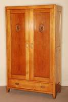 Schrank, um 1920, Buchenholz mit geschnitzten Applikationen in den TÜren und Sockelschublade, Alters- und Gebrauchsspuren, TÜr verzogen, ohne ...