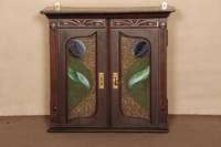 HÄngeschrÄnkchen, deutsch, um 1900, Jugendstil, Korpus Weichholz, Eichefurnier, Lisenen gerillt, in Voluten auslaufend, TÜren mit ...