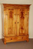 Biedermeierstilschrank, mitteldeutsch/Dresden, um 1820/30, komplett auf Rahmen gearbeitet, unter Verwendung alter HÖlzer, Birne, Kirsche und ...