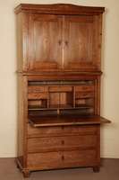 Schreibschrank, deutsch, um 1820/30, Biedermeier, Eiche massiv, auf konischen FÜßen , diese wohl ergÄnzt, gerader Korpus, unter der ...