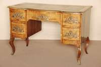 Schreibtisch, Dresden, um 1850/60, komplett nach dem Vorbild von 1750 gearbeitet mit alter Technik und Dickfurnierung, Wurzelnußfurnier ...