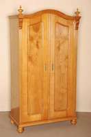 Schrank, um 1880, Eschenholz massiv, zweiÜriger zierlicher Kleiderschrank mit Rundbogengiebel und aufgesteckten Zierteilen, im Inneren 2 ...