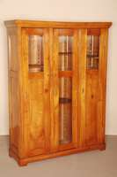 Vitrine, um 1920, Kirschholz massiv, dreitÜriges VitrinenmÖbel mit teilverglasten TÜren, prismierte GlÄser, SchlÖsser z.T. erneuert, Alters- ...