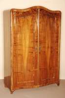 sogenannter Rahmenschrank, Wien, um 1830, Korpus geschweift, Wurzelnußfurnier doppelt gespiegelt verlegt, ausgesuchtes Material von hoher ...