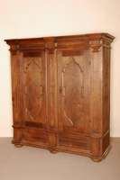 Schrank, deutsch/Gegend Trier, um 1800, Eiche massiv, aufgelegte Lisenen in Form von SÄulen, Abdeckung 3- bzw. 4-fach getreppt, Kopfteil einfach ...