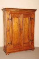 2-tÜriger Kleiderschrank, sÜddeutsch/wohl AllgÄu, um 1820/30, Weichholz, Front auf Rahmen gearbeitet, ursprÜnglich gefaßt, teilrestauriert, ...