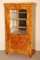 Ziervitrine, wohl Österreich, um 1835/40, Korpus Weichholz, RÜsterwurzelfurnier gespiegelt verlegt, Bandintarsien, BrezelfÜllung hoch ...