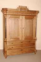 HollÄndischer Aufsatzschrank, um 1800/20, Korpus Weichholz, Eiche massiv, abgeflachte Ecken, diese sekundÄr besetzt, doppelter Zahnfries, auf ...