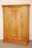 1-tÜriger Schrank, sÜddeutsch/wohl Baden, um 1800/10, Eiche massiv, TÜr auf Rahmen gearbeitet, Inlets doppelt getreppt, z.T. ausgewÄhltes ...